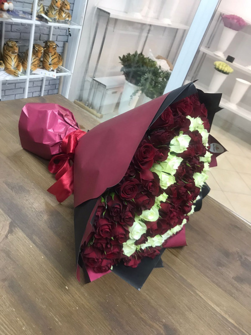 101 роза с красным сердцем (Кения)