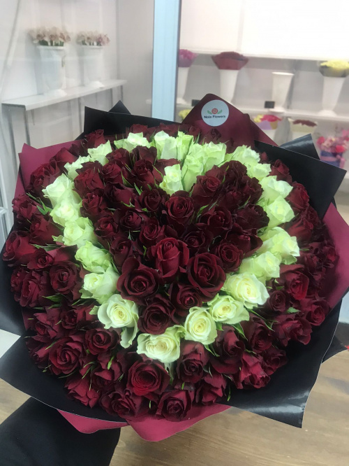 101 роза с красным сердцем (Кения)