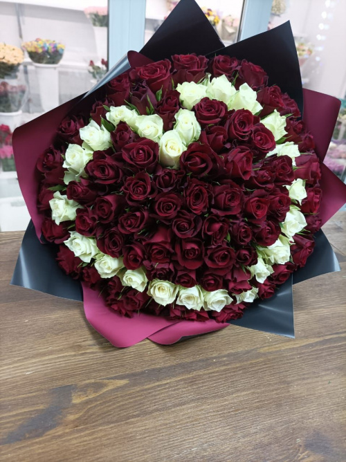 101 роза с красным сердцем (Кения)