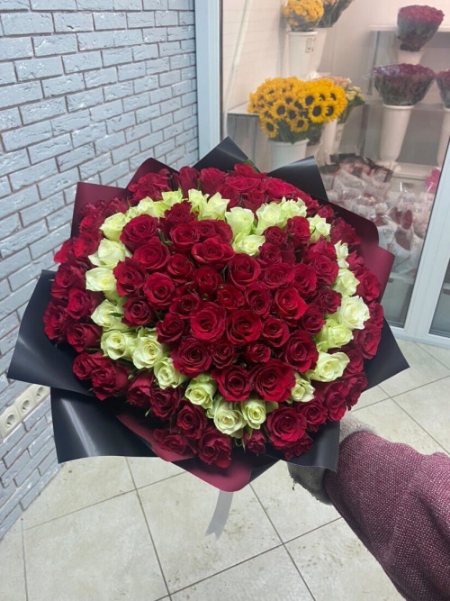 101 роза с красным сердцем (Кения)