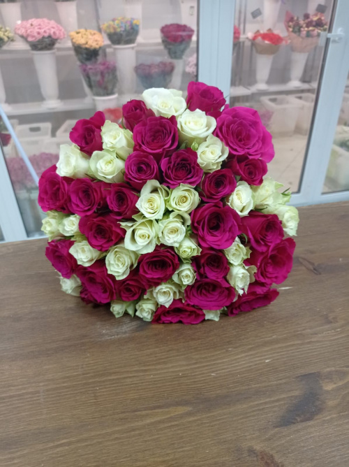 51 малиновая и белая роза (Кения)
