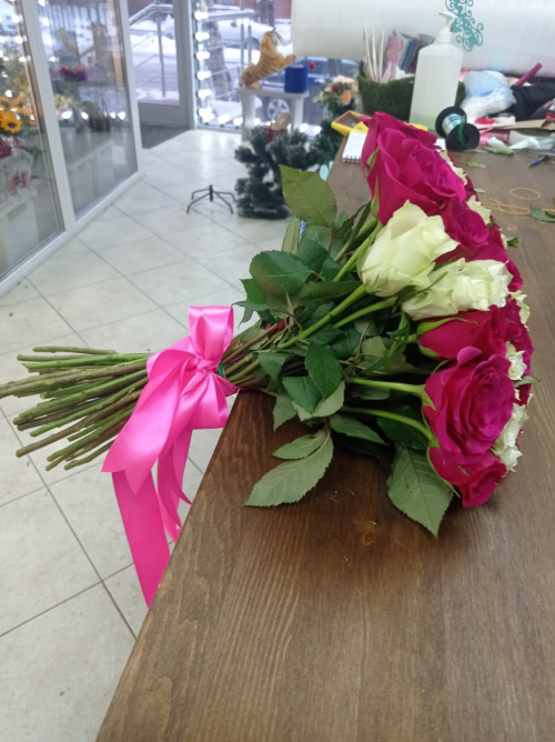 51 малиновая и белая роза (Кения)