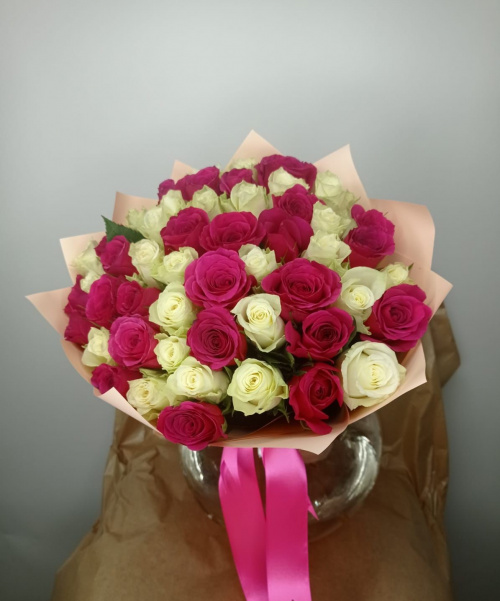 51 малиновая и белая роза (Кения)