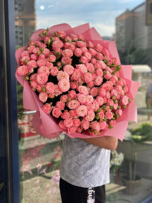 Букет кустовых пионовидных роз Мадам Бомбастик