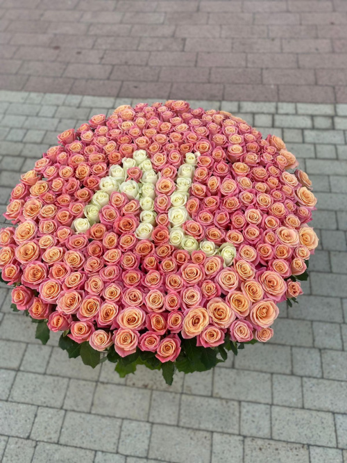 251 персиковая роза с буквами в корзине