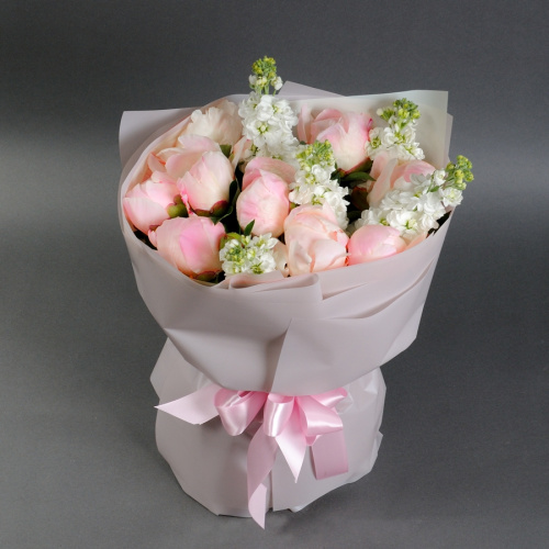 11 пионов с маттиолой