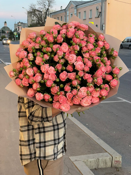 Букет кустовых пионовидных роз Мадам Бомбастик