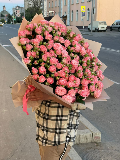 Букет кустовых пионовидных роз Мадам Бомбастик