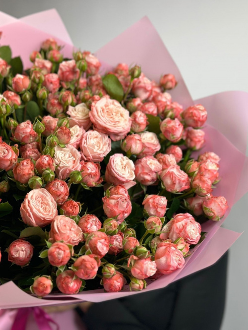 Букет кустовых пионовидных роз Мадам Бомбастик