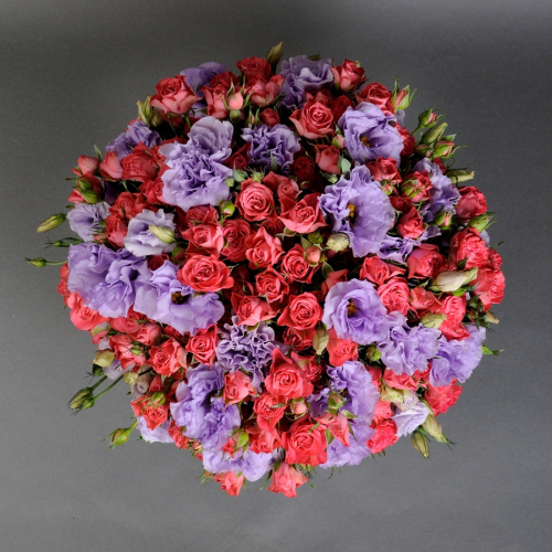 Коробка эустом и кустовых роз