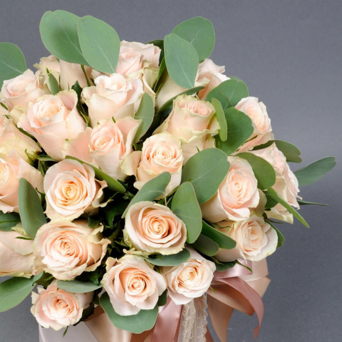 Розы Шарман с эвкалиптом в коробке