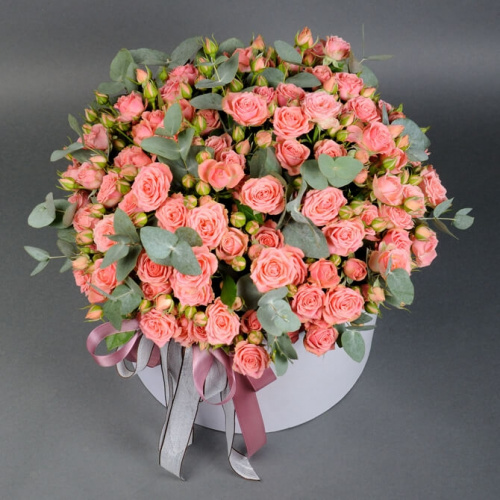 Розовые кустовые розы в большой коробке