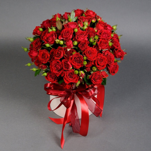 Красные кустовые розы в коробке