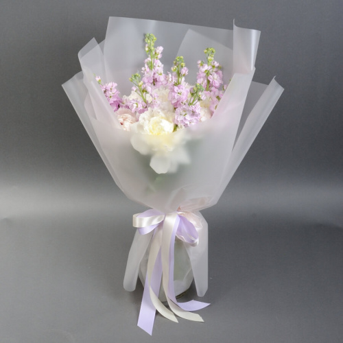 Белые пионы с маттиолой