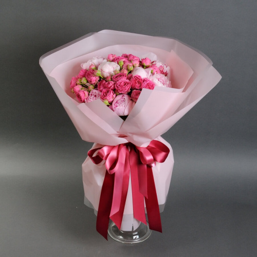 Букет пионов и кустовых роз