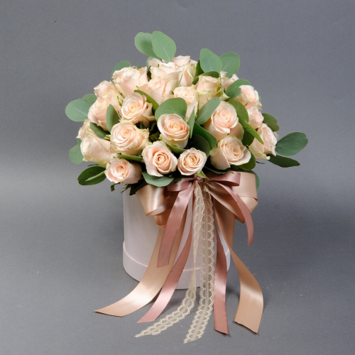 Розы Шарман с эвкалиптом в коробке