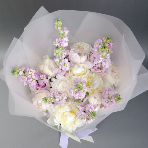 Белые пионы с маттиолой