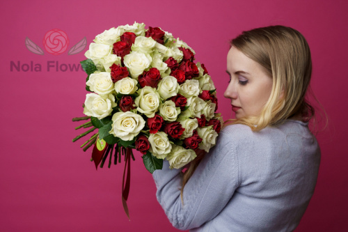 51 красная и белая роза (Кения)