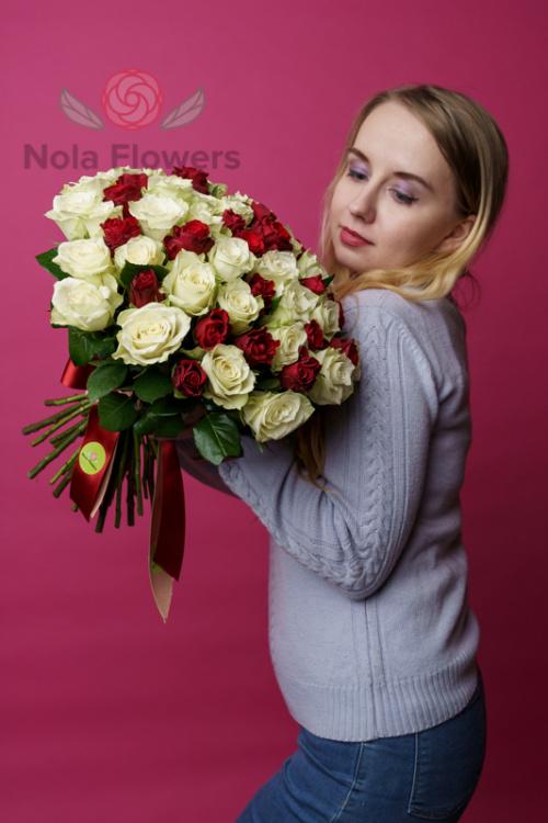 51 белая и красная роза (Кения)