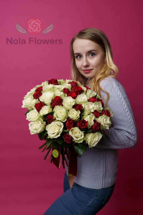51 белая и красная роза (Кения)