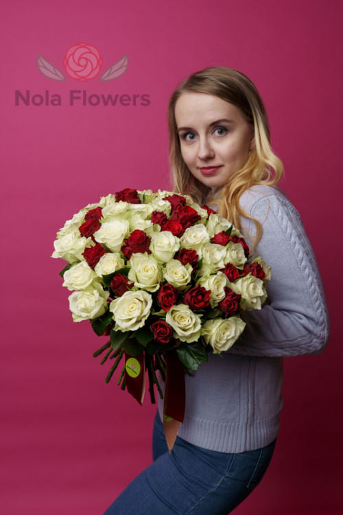 51 красная и белая роза (Кения)