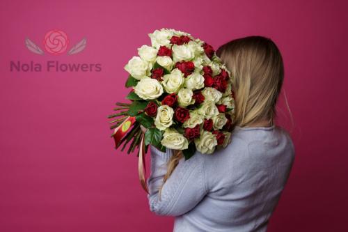 51 белая и красная роза (Кения)