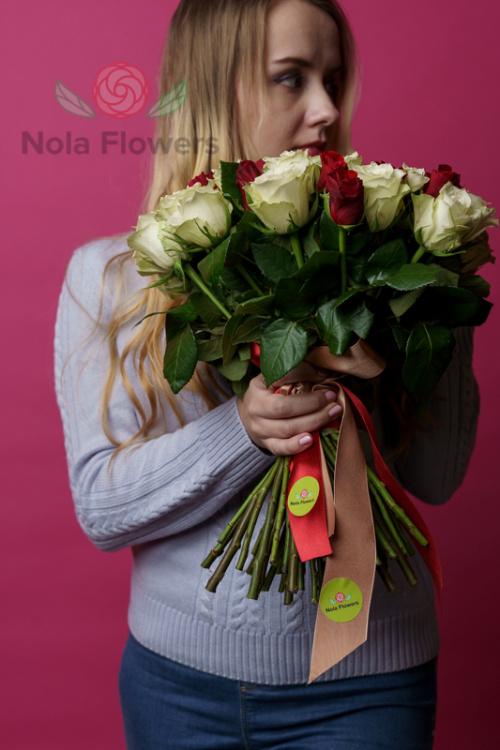 51 белая и красная роза (Кения)