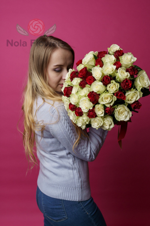 51 красная и белая роза (Кения)