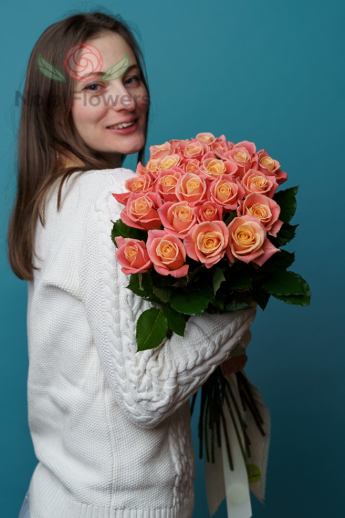 25 персиковых роз