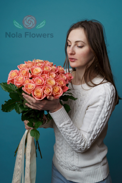 25 персиковых роз