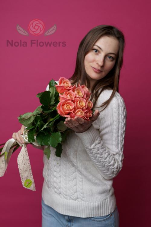 9 персиковых роз