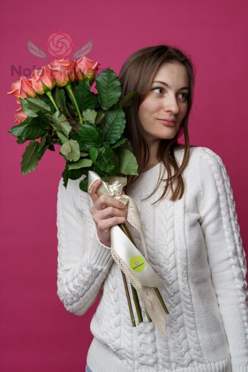 9 персиковых роз