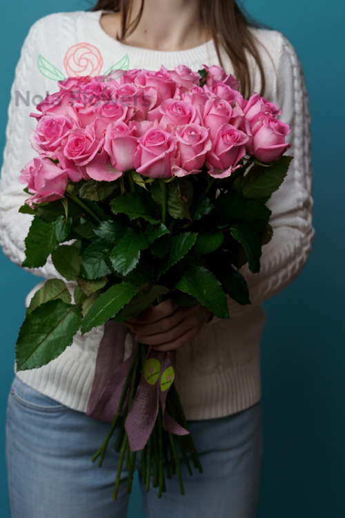 25 розовых роз