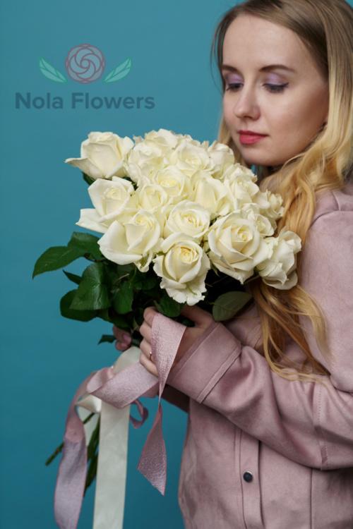 19 белых роз