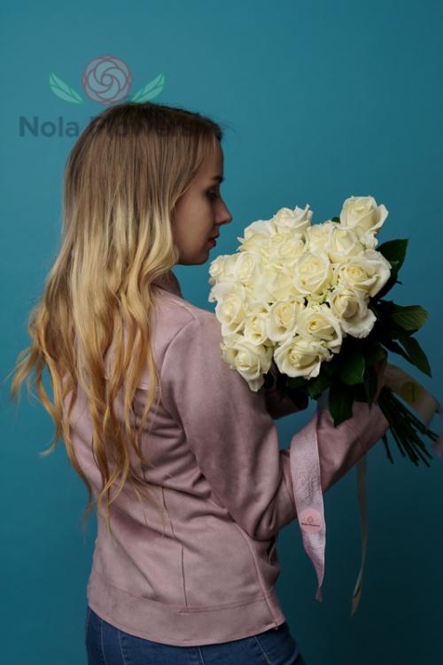 19 белых роз