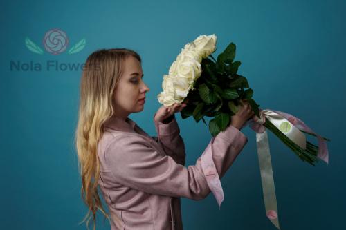 19 белых роз