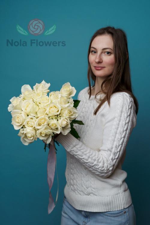 19 белых роз