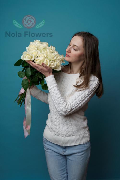 19 белых роз