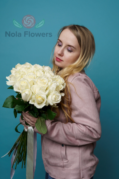 35 белых роз