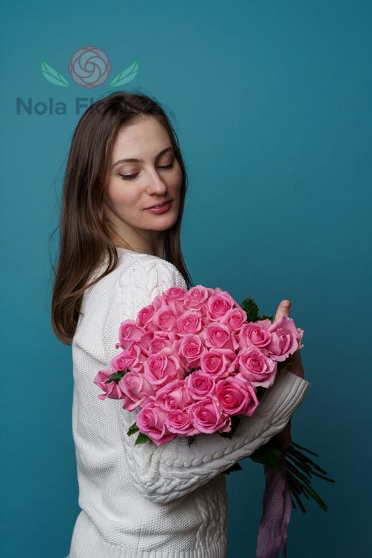 25 розовых роз
