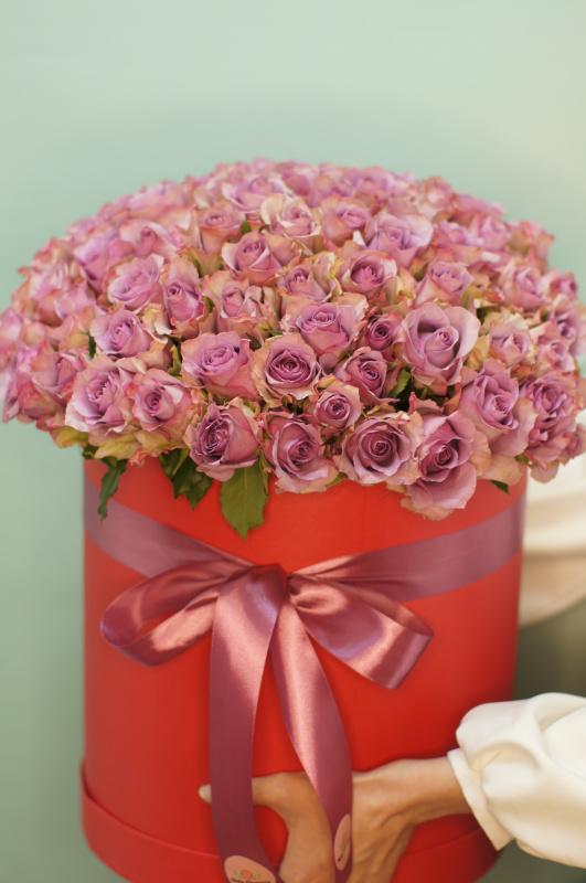 Большая коробка с фиолетовыми розами